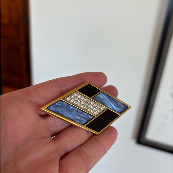 YVES SAINT LAURENT Elegant Geometric Brooch with Crystals - Picture 9 of 13